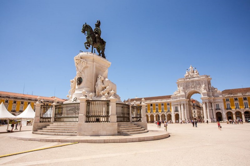 Statue of King Jos&eacute; I on horseback in Pra&ccedil;a do Com&eacute;rcio, iconic landmark in Lisbon, with the Arco da Rua Augusta in the background, a highlight of Lisbon walking tours.